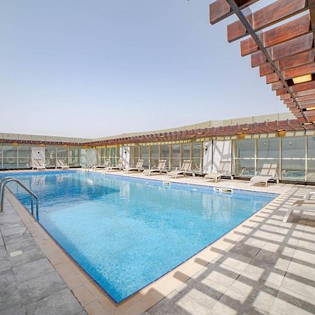 Platinum Coast Hotel Apartments Fujairah Ngoại thất bức ảnh Swimming pool at the hotel