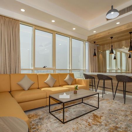Platinum Coast Hotel Apartments Fujairah Phòng bức ảnh A living room in a suite at the hotel