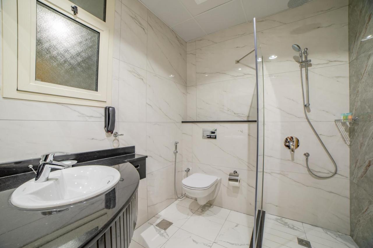 Platinum Coast Hotel Apartments Fujairah Ngoại thất bức ảnh Bathroom with shower