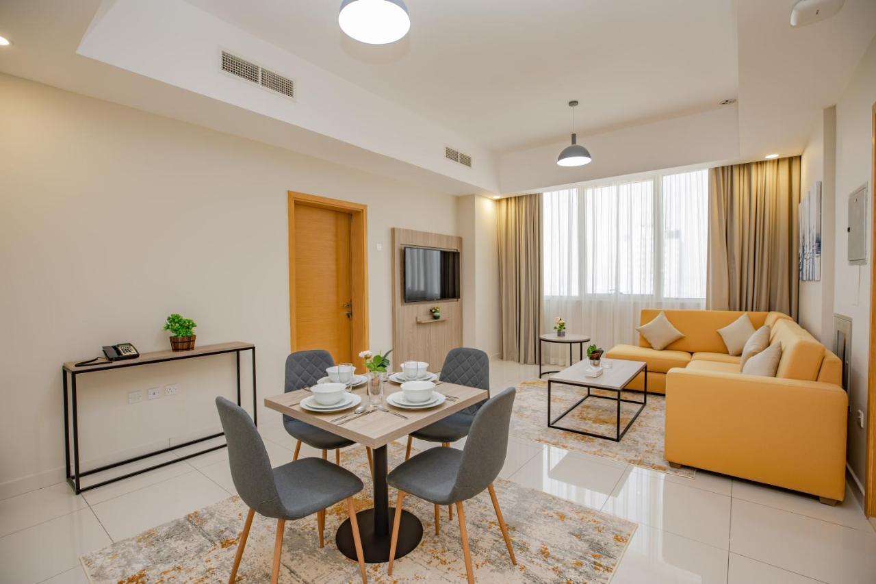 Platinum Coast Hotel Apartments Fujairah Phòng bức ảnh A living room in a serviced apartment in Dubai