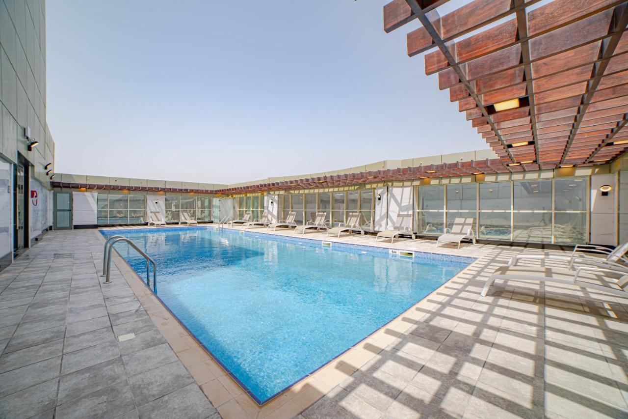 Platinum Coast Hotel Apartments Fujairah Ngoại thất bức ảnh Swimming pool at the hotel