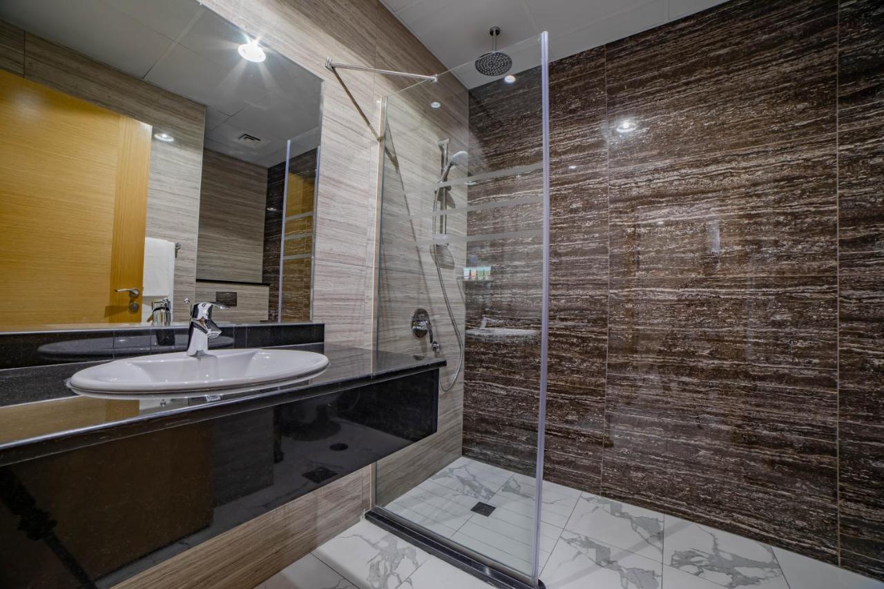 Platinum Coast Hotel Apartments Fujairah Phòng bức ảnh A shower enclosure