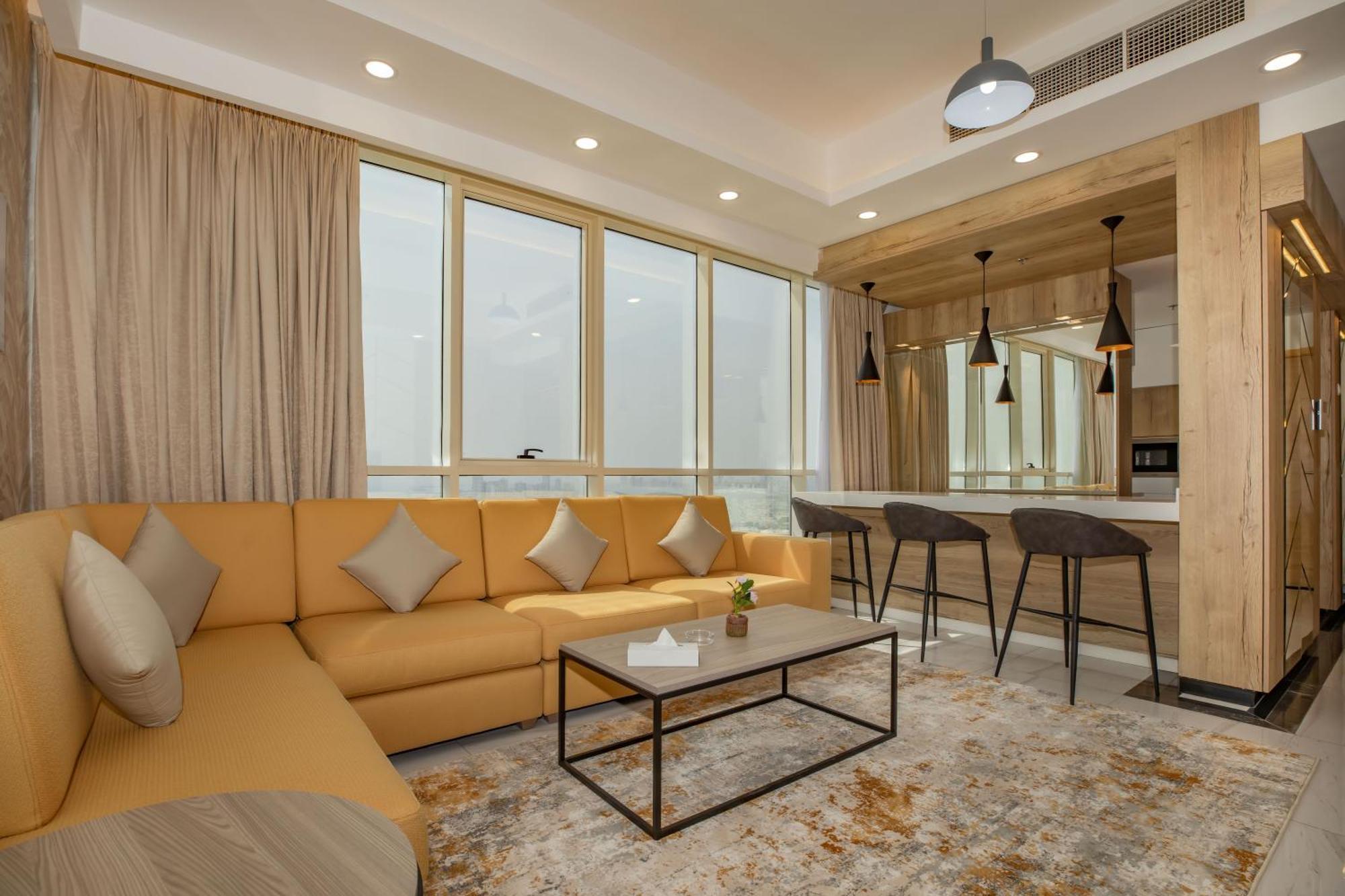 Platinum Coast Hotel Apartments Fujairah Phòng bức ảnh A living room in a suite at the hotel